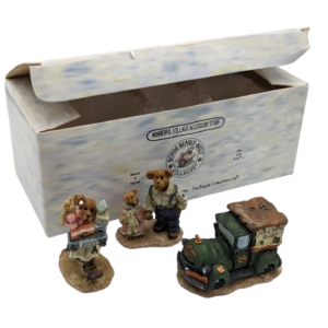 Boyds Bearly – Built Villages – Ted E. Bear Shop “Bearcedes, Ted E. with Junior, Poppa McBear and Lucy”
