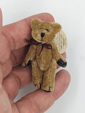 Boyds Bears Bearwear Pin – “Tina F. Wuzzle”
