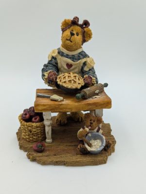 The Bearstone Collection – “Momma Bearybake with Lil’ Tart… Made with Love”