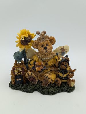 The Bearstone Collection – “Victoria Regina Buzzbruin…So Many Flowers, So Little Time”